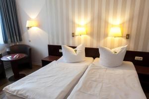 Rúm í herbergi á Hotel Anhalt