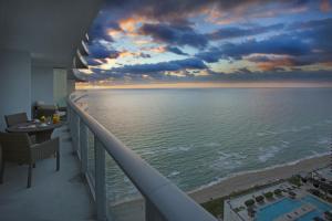 Una vista del océano desde el balcón de un hotel. en Lyfe Resort & Residences, en Hollywood