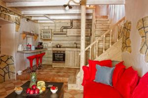 een woonkamer met een rode bank en een tafel bij Hara's view in Lassi