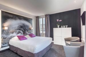 una camera da letto con un grande dipinto sul muro di Best Western ARThotel a Le Havre