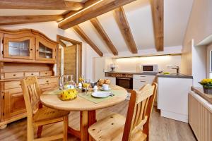 cocina con mesa de madera y sillas en Ferienwohnung Wittmann en Garmisch-Partenkirchen
