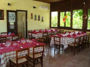 a room with tables and chairs with pink tablecloths at Agriturismo Aurea in Torretta