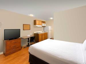 Säng eller sängar i ett rum på WoodSpring Suites Tulsa