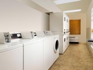 Kuchyň nebo kuchyňský kout v ubytování WoodSpring Suites Tulsa