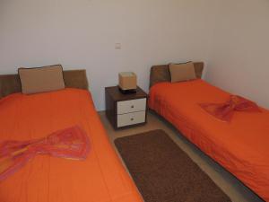 ロードスにあるChristine Villa Pefkosのベッド2台が隣同士に設置された部屋です。