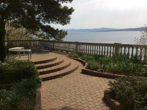 einen Backsteingang mit Treppen und einer Bank neben dem Wasser in der Unterkunft Apartment Sanja in Dramalj