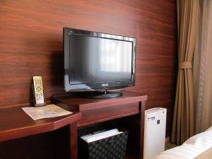 TV auf einem Tisch in einem Hotelzimmer in der Unterkunft Dormy Inn Himeji Natural Hot Spring in Himeji