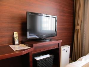 een televisie op een tafel in een hotelkamer bij Dormy Inn Himeji Natural Hot Spring in Himeji