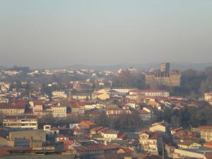 Uma visão geral de Guimarães ou uma vista da cidade tirada do hotel