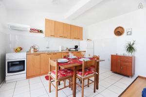 Imagen de la galería de Apartman Klarin - old stone house, en Jezera 3 fotos más