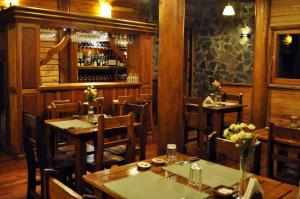 艾索貝比歐的住宿－Puro Moconá Lodge，一间带桌椅的餐厅和一间酒吧