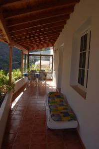 Habitación con balcón con mesa y sillas. en Casa el Anden, en El Cedro