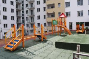 plac zabaw przed budynkiem w obiekcie Apartament ORANGE Warmia Towers w Olsztynie