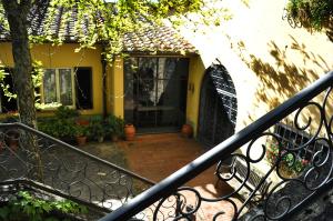 A garden outside B&B La Dimora di Alida