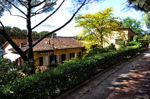 A garden outside B&B La Dimora di Alida