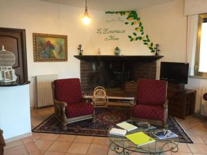 サン・ベネデット・デル・トロントにあるLe Limonaie a Mareのリビングルーム(椅子2脚、暖炉付)