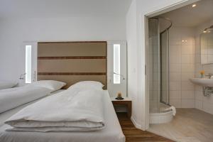 A bed or beds in a room at INA Boutique 030 Hannover-City