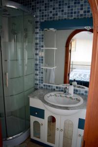 une salle de bain avec un lavabo et un miroir dans l'établissement Casas Cuevas El Mirador con piscina y barbacoa, à Fontanar