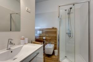 un bagno con lavandino e doccia in vetro di Apartman Tika (2+2)*** a Pola (Pula) Altre 18 foto