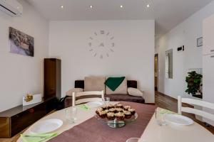 un soggiorno con tavolo e cupcake di Apartman Tika (2+2)*** a Pola (Pula)