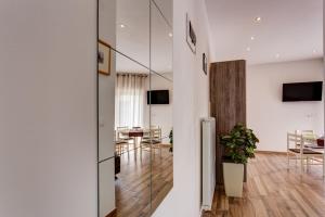 un salon avec une porte en verre et une salle à manger dans l'établissement Apartman Tika (2+2)***, à Pula