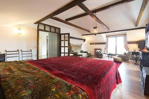 een slaapkamer met een groot bed en een rode deken bij Old Town Apartment in Sarajevo