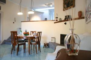 kuchnia i jadalnia ze stołem i krzesłami w obiekcie Villa Bikini on Sorrento Coast w mieście Vico Equense
