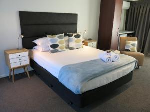 Ένα ή περισσότερα κρεβάτια σε δωμάτιο στο Merivale Apartments