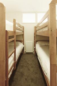 Katil dua tingkat atau katil-katil dua tingkat dalam bilik di Alto Villa 301