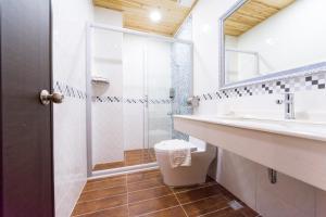 Koupelna v ubytování W Hostel + 37 fotografií