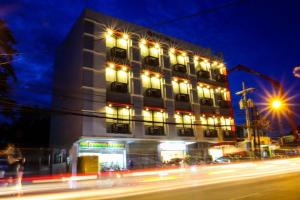 イロイロにあるPearLi View Hotel Iloilo powered by Cocotelの通りの前の灯り付き建物