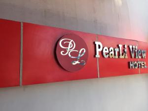 PearLi View Hotel Iloilo powered by Cocotelに飾ってある許可証、賞状、看板またはその他の書類