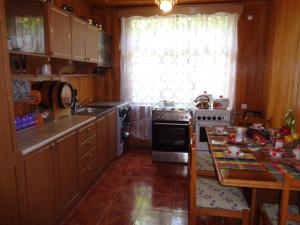 Кухня или кухненски бокс в Guest House Levan II Dadiani