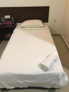 Кровать или кровати в номере Teluk Lipat Seaview Inn
