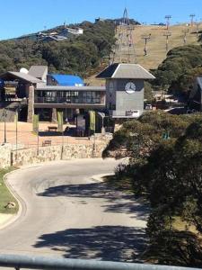 un edificio con una torre dell'orologio in mezzo a una strada di Apartment K2 05 a Mount Buller