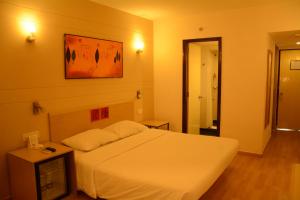 Postel nebo postele na pokoji v ubytování Red Fox by Lemon Tree Hotels, Jaipur
