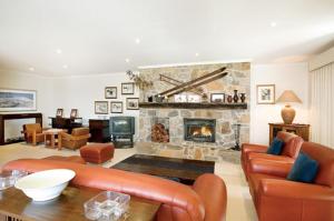 A seating area at Pension Grimus Zurs Suite