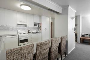 A kitchen or kitchenette at Twin Towers 502A