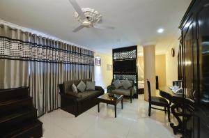 Hotel City Heart Premium في شانديغار: غرفة معيشة مع أريكة وطاولة