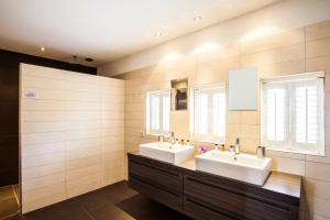 Koupelna v ubytování Strandhotel Dennenbos