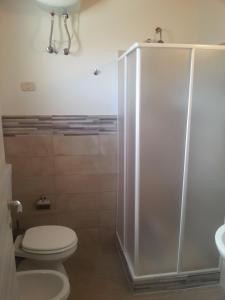 a bathroom with a toilet and a shower at Appartamento Vincenzina in Lampedusa