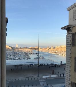 Blick auf den Yachthafen von einem Gebäude in der Unterkunft Le Luciole in Marseille