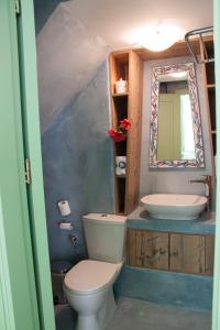 ハルキにあるVilla Klytiaのバスルーム(トイレ、洗面台、鏡付)