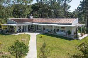 eine Luftansicht eines Hauses mit Garten in der Unterkunft Casal do Frade in Sesimbra