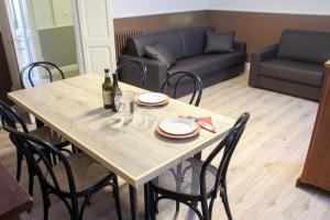 un soggiorno con tavolo da pranzo e sedie di Max Apartment a Verona