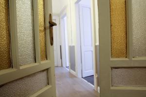un corridoio con una porta con pannelli in vetro e una camera di Max Apartment a Verona