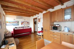 Η κουζίνα ή μικρή κουζίνα στο Casa Giulio Apartment in Lezzeno Lake Como