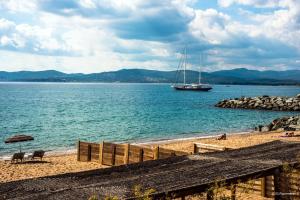 a boat in the water on a beach at SOWELL RESIDENCES Chênes Verts in Saint-Raphaël