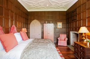 Ein Bett oder Betten in einem Zimmer der Unterkunft The North Wing - Combermere Abbey