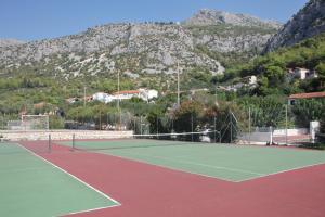 Tenis alebo squash v ubytovaní Apartment Bonaca Klek alebo jeho okolí